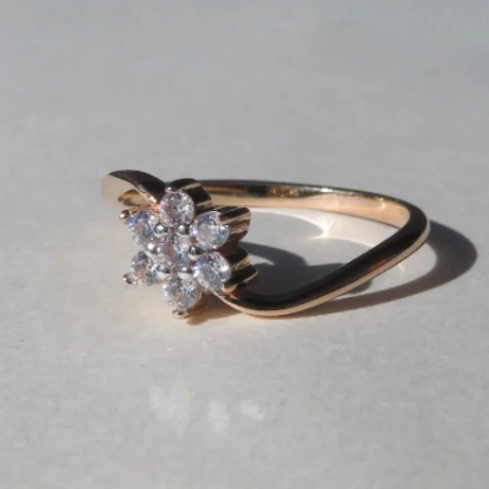 Flower Sparkling Fianite In 14K Rose Gold Ring. Size 7.5